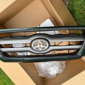 Toyota Tacoma Grill (forest green)